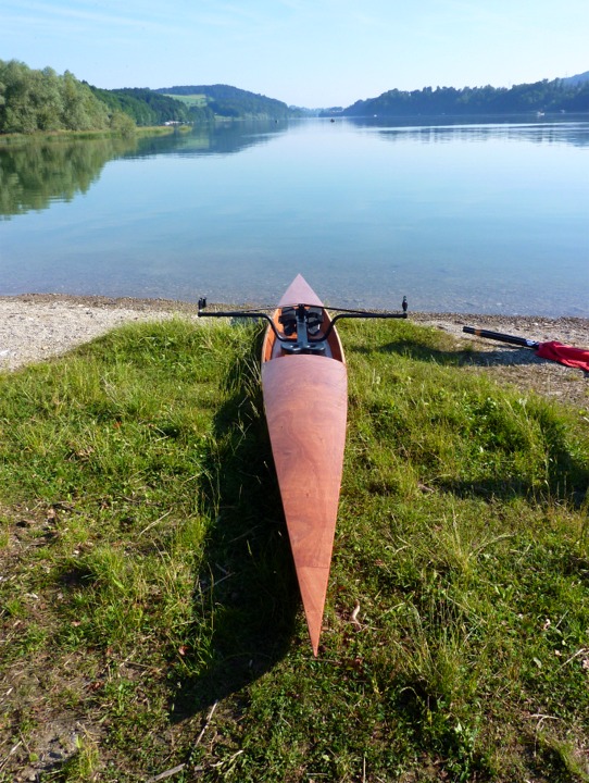 Dominique nous envoie de Suisse ces superbes images de la mise à l'eau de son Oxford Shell. Il a choisi de ne pas monter l'hiloire et le petit brise-lames devant le cockpit. Attention quand il y aura du clapot... 