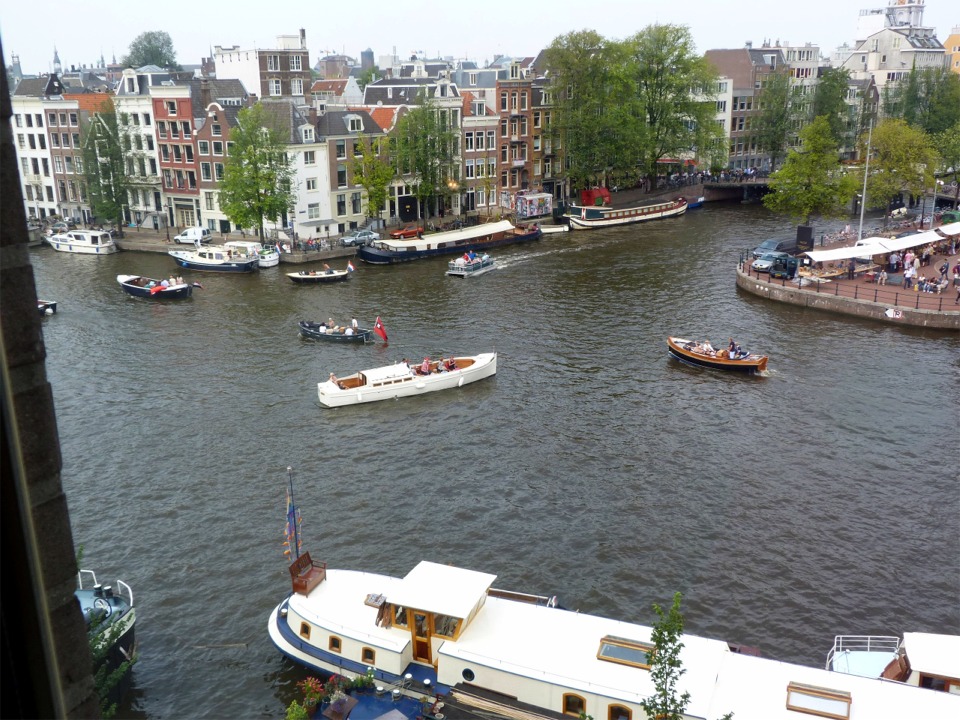 J'ai profité des vacances pour aller passer quelques jours en NolLande et en famille, et j'en rapporte quelques images. Ici c'est une vue de l'Amstel au centre ville. Dimanche après-midi d'été : on sort son bateau, on embarque quelques ami(e)s et bouteilles, et on fait le tour des canaux... Notez la disparité des embarcations ! 