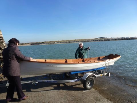 Jean m'envoie aussi des images du lancement de sa Yole de Chester "Malyce", avec un magnifique soleil hivernal. Malheureusement, les images sont petites, mais Jean m'en annonce d'autres plus grandes &agrave; venir. 