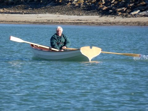 Cet angle de trois-quatrs arri&egrave;re met en valeur l'&eacute;l&eacute;gance de la Yole de Chester. 