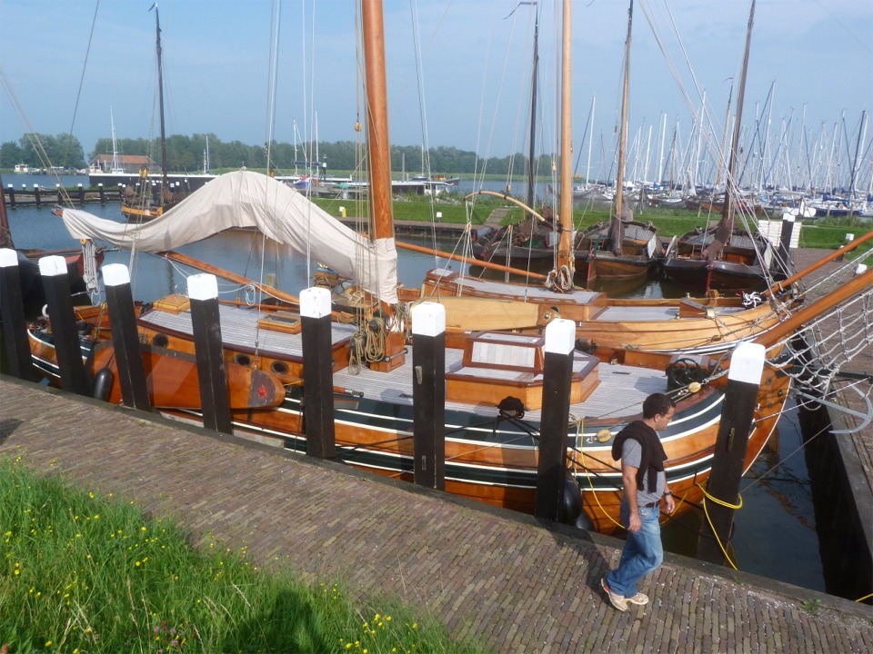 Toujours le petit port, mais c'est le coin des yacht. le mot yacht nous vient de l'anglais, mais son origine, jacht (chasse) nous vient du néerlandais. Ce sont en effet les premiers à avoir détourné pour la plaisance les petits voiliers rapides qui portaient messages et personnels de vaisseau en vaisseau à l'intérieur des escadres. Tout comme les anciens bateaux de travail, les yachts traditionnels sont aussi souvent en tôle d'acier qu'en bois, comme ces deux beaux spécimens. 