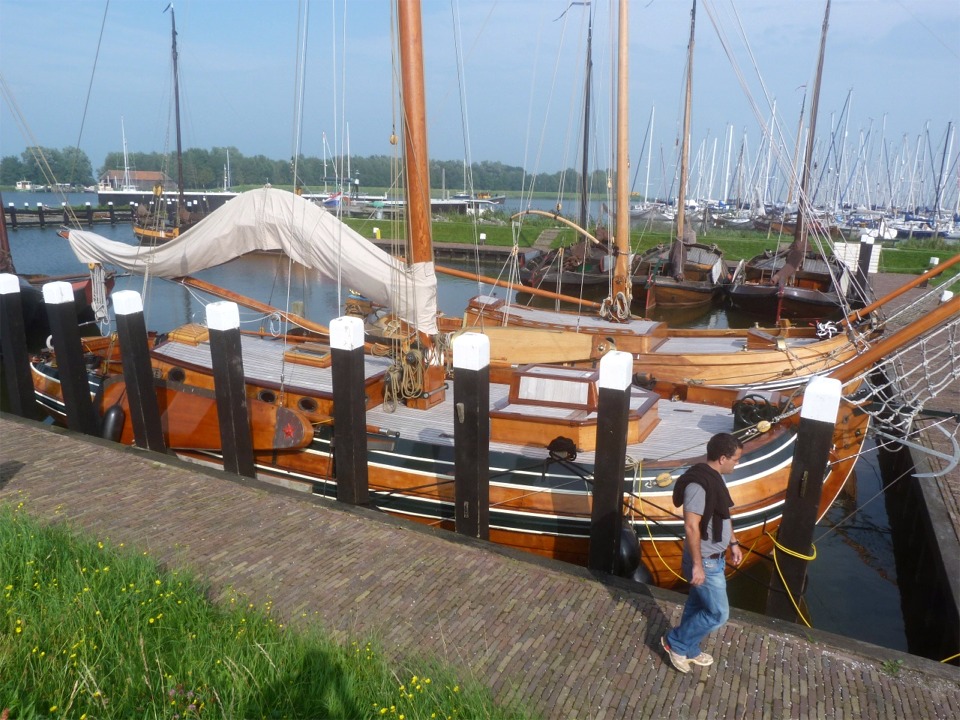 Toujours le petit port, mais c'est le coin des yacht. le mot yacht nous vient de l'anglais, mais son origine, jacht (chasse) nous vient du néerlandais. Ce sont en effet les premiers à avoir détourné pour la plaisance les petits voiliers rapides qui portaient messages et personnels de vaisseau en vaisseau à l'intérieur des escadres. Tout comme les anciens bateaux de travail, les yachts traditionnels sont aussi souvent en tôle d'acier qu'en bois, comme ces deux beaux spécimens. 