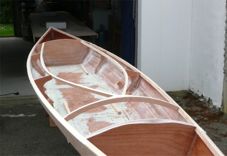 Il semble qu'Eric ait fait un ragr&eacute;age dans le fond de son cockpit en vue de la laque blanche que l'on voit quelques images plus loin. Au premier plan, la cloison entre le caisson &eacute;tanche avant et le cockpit, puis le barrot avant du cockpit sur lequel prennent appui les &eacute;longis. 