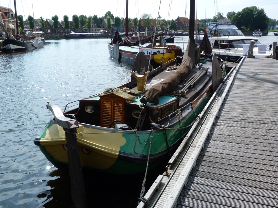 Bateaux de transport en acier convertis à la plaisance à Stavoren. 