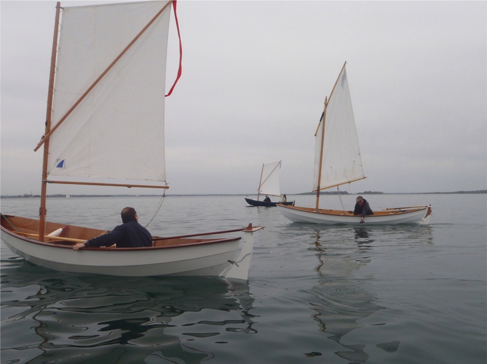 Encore plus fort : trois Skerry sur la même image : Malo, Piff et la Marie Pupuce, gréée d'une misaine au tiers. On voit que Gérard filme avec un cadrage "baigneur". Voir la vidéo de Gérard. 