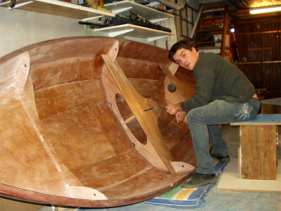 Denis n'est pas solitaire pour construire son Skerry, ici son fils est occupé à finir les bords de la fente du haut du puits de dérive. 