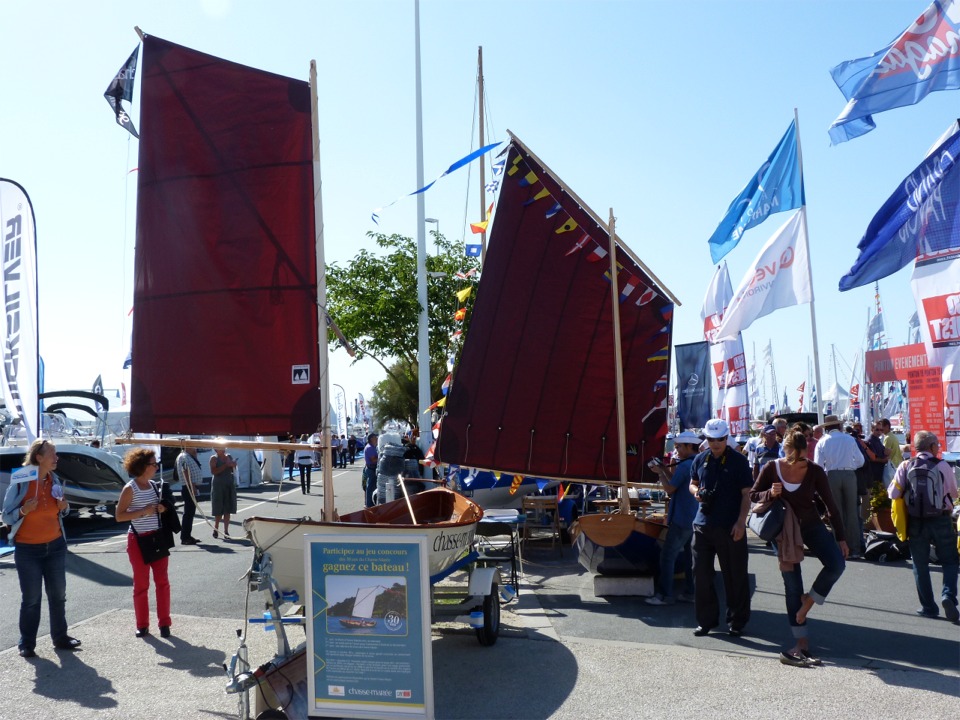 La voile à livarde du Skerry, à gauche, fait un contrepoint à la misaine au tiers du PassageMaker. Je n'ai qu'un grand pavois à hisser et je l'ai attibué au PassageMaker, dont c'est la première apparition sur un salon en Europe. 