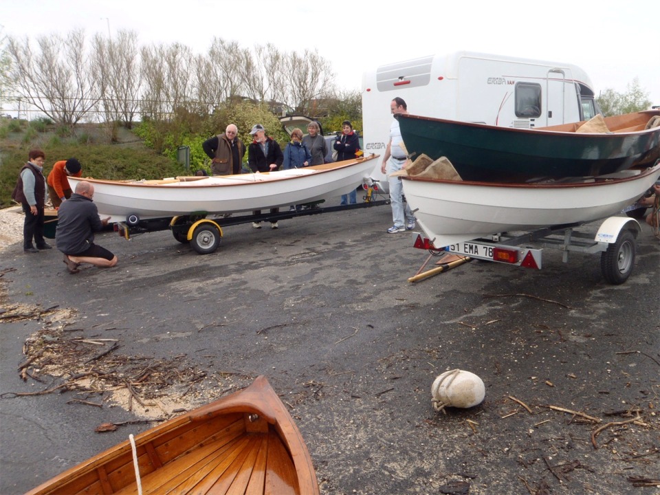 Fin de cette première journée : tous ceux qui n'ont pas choisi de laisser leur bateau au ponton le remettent sur remorque jusqu'à demain. 