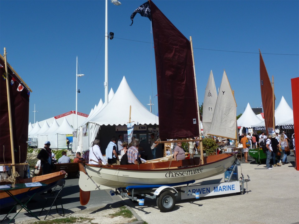 J'expose le Skerry du concours du Chasse Marée sur sa remorque, car l'heureux(se) gagnant(e) remportera le bateau et la remorque. Une dame s'est d'ailleurs présentée sur le stand pour admirer son bateau, car elle est certaine d'avoir toutes les bonnes réponses... Je le lui souhaite ! 