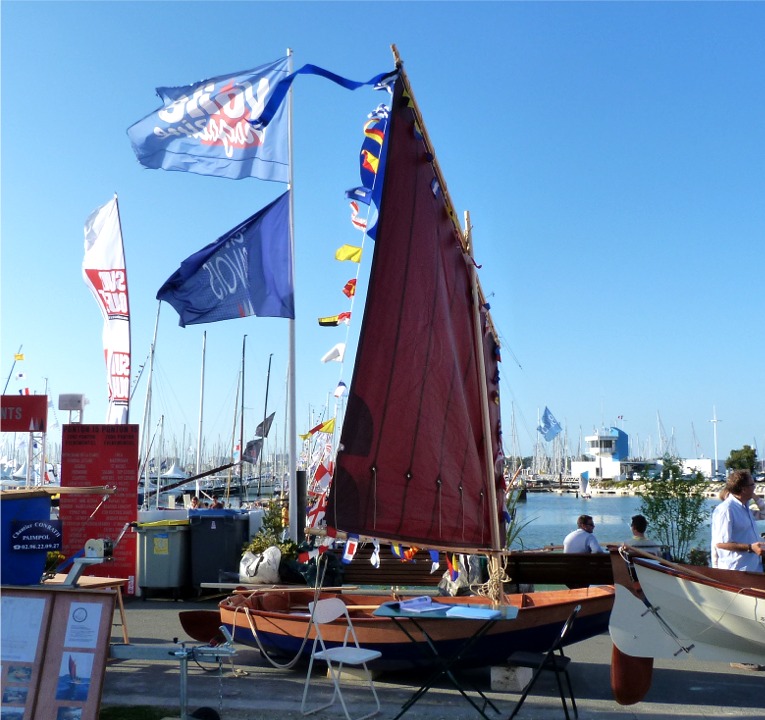 Le grand soleil de La Rochelle est accompagn&eacute; d'une petite brise pour cette premi&egrave;re journ&eacute;e du salon. Seule la journ&eacute;e de dimanche sera g&acirc;ch&eacute;e par des grains violents &agrave; r&eacute;p&eacute;tition. 