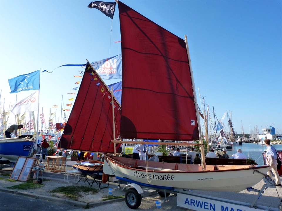 Les voiles de couleur rouge "tan" sont superbes dans le soleil de la fin de journée. 