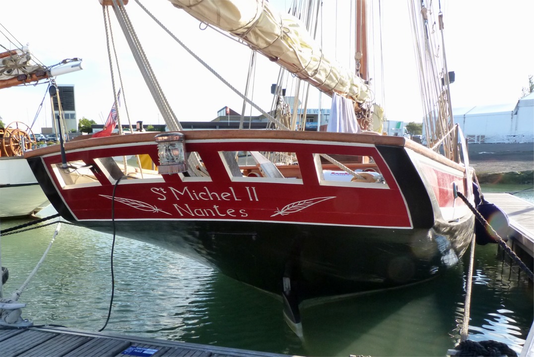 Je profite d'une belle matin&eacute;e pour faire quelques images du "Saint-Michel II", r&eacute;plique r&eacute;cente d'un des bateaux de Jules Verne. Voici son joli tableau arri&egrave;re ajour&eacute;. 