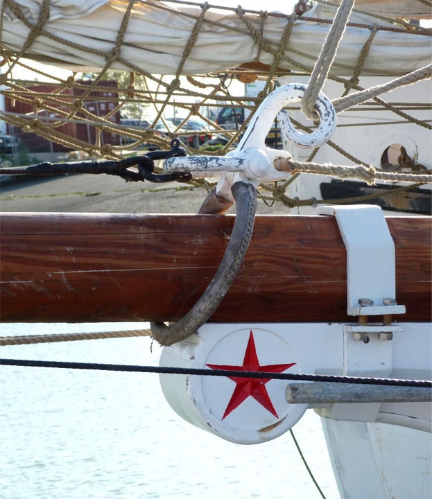 Le rocambeau de foc sur le "Martroger". On passe le point d'amure du foc puis on envoie le rocambeau en bout du bout-dehors : cela évite de devoir se déplacer de façon très hasardeuse jusqu'au bout de l'espar. 