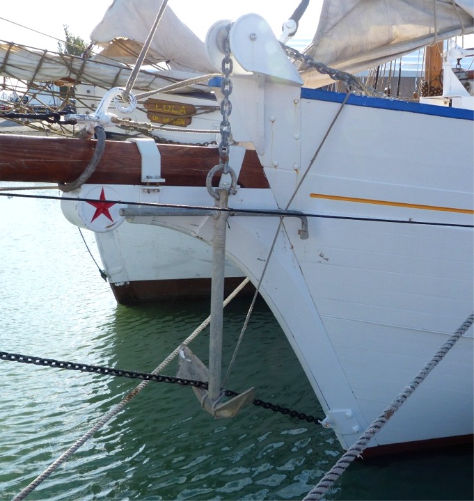 Toujours sur le "Martroger", cette vue de l'&eacute;trave montre l'ancre &agrave; jas coinc&eacute;e dans la sous-barbe et ainsi pr&ecirc;te &agrave; servir, bien que raisonnablement tenue. 