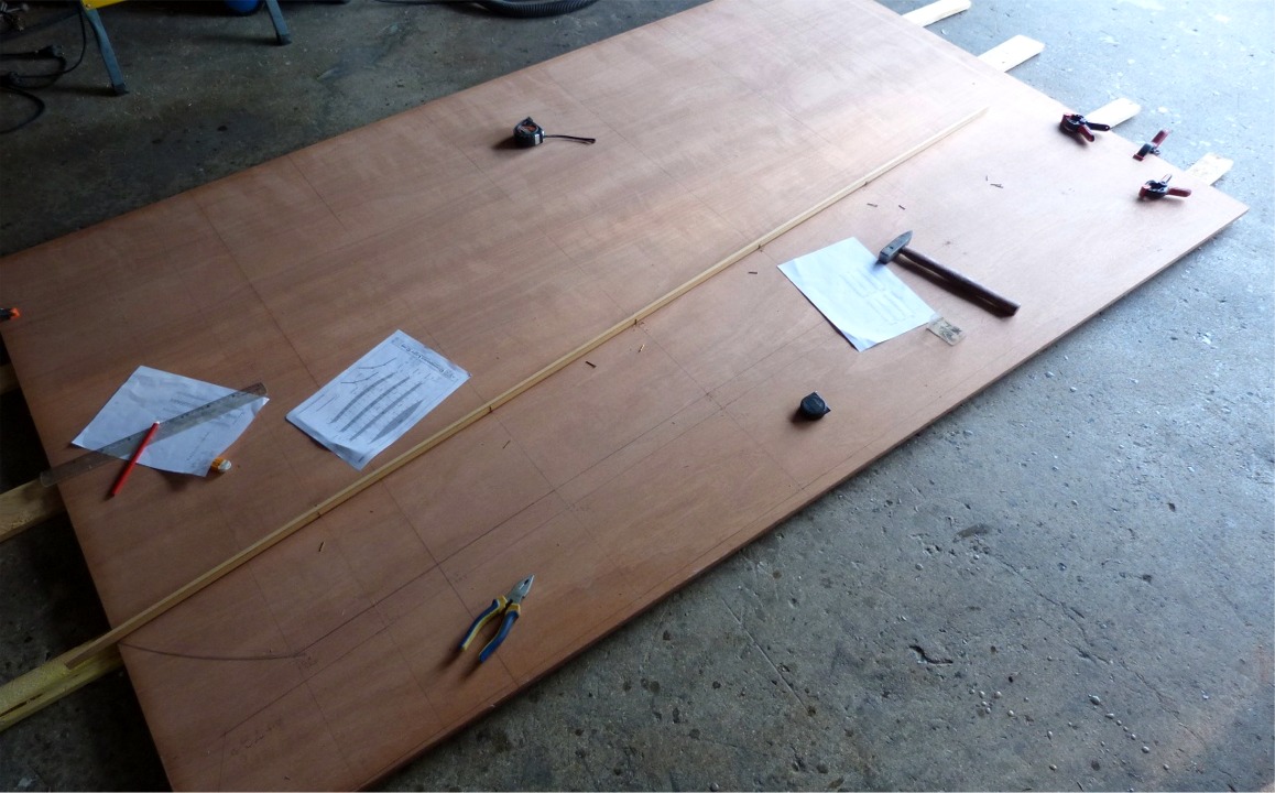 Voici le tra&ccedil;age des parties avant (en bas) et arri&egrave;re (au-dessus) du bord&eacute; 1. J'utilise une latte souple pour relier les coordonn&eacute;es report&eacute;es sur le contreplaqu&eacute;. Il manque pour ce bord&eacute; un &eacute;l&eacute;ment central de 60 cm qui s'intercalera entre les deux parties visibles ici, et que je d&eacute;couperai ult&eacute;rieurement. Il y aura donc deux scarfs dans tous les bord&eacute;s, car leur longueur exc&egrave;de deux fois celle d'une feuille standard de contreplaqu&eacute;.