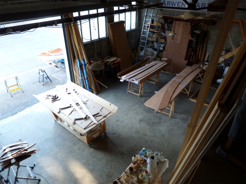 En fait ce n'est pas un kit de Yole de Chester que j'ai commenc&eacute; &agrave; d&eacute;baller, mais deux, car je compte construire une seconde yole pour l'exposer au salon nautique de Paris du 3 au 11 d&eacute;cembre prochain. 