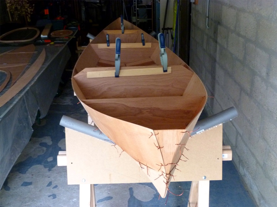 Voici la coque totalement cousue. 