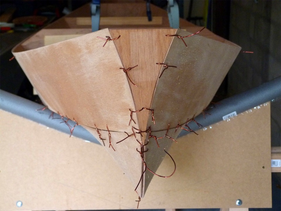 Avec un gros plan sur le d&eacute;licat petit tableau arri&egrave;re qui s'ins&egrave;re entre les panneaux lat&eacute;raux. 