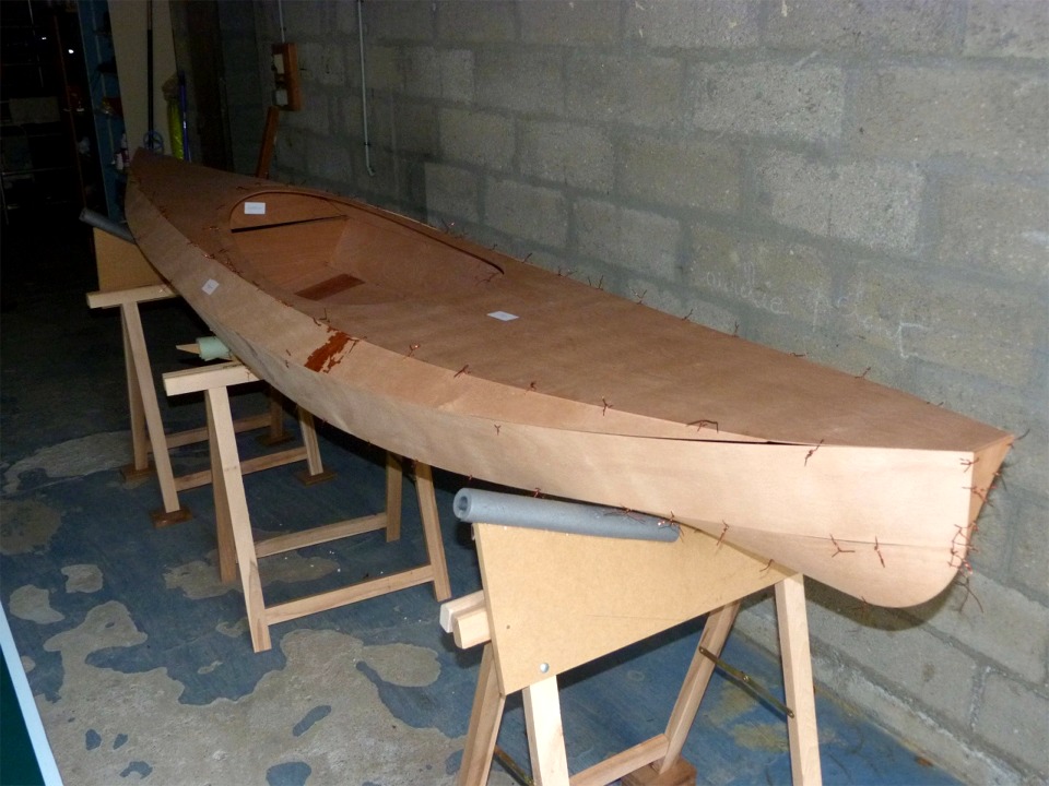 Le pont est cousu s&eacute;par&eacute;ment et pr&eacute;sent&eacute; sur la coque afin de visualiser l'assemblage ult&eacute;rieur des deux &eacute;l&eacute;ments. 