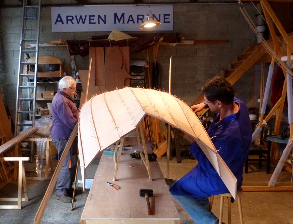 Toujours la couture des bordés 6, on voit que l'arrière est encore ouvert, nous n'installerons le tableau arrière qu'après avoir totalement terminé la suture des bordés et fermé l'étrave. 