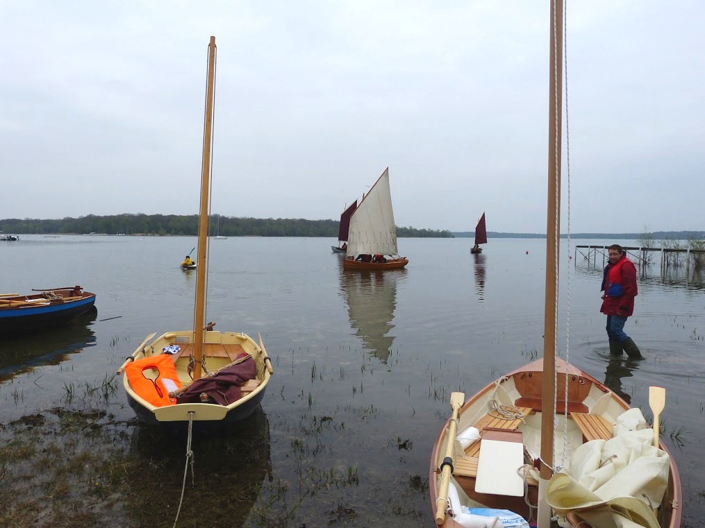 De gauche à droite au premier plan : l'arrière de l'Ilur "Tournepierre", la Laïta "Cotentin", le Skerry "Ilyva". A l'arrière plan, le Grand Skerry "Gandalf" masqué par l'Aber "L'Aber'Ouette" et le PassageMaker Dinghy "Joli Jeanlin". 