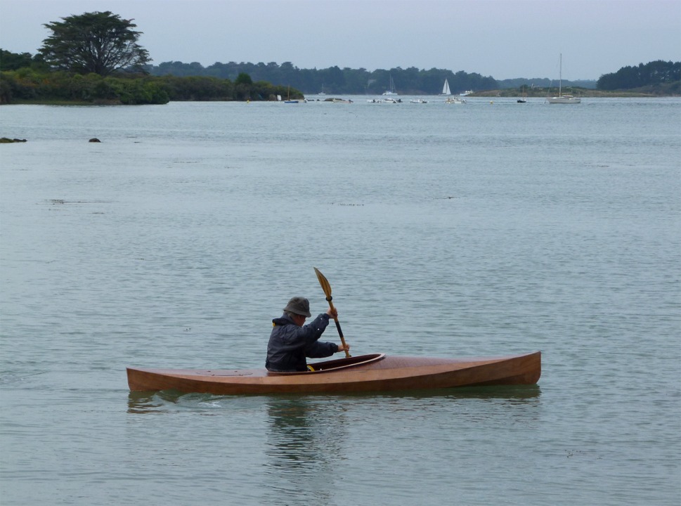 Voici le Wood Duck 12 &agrave; pont sapelli construit par Jean-Fran&ccedil;ois, lors de ses premiers essais sur le golfe du Morbihan, pr&egrave;s d'Arzon. 