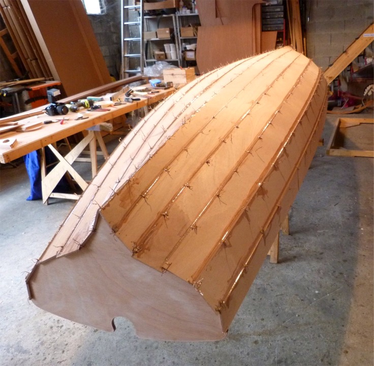 Et voila, tous les joints sont coll&eacute;s, nous laissons durcir jusqu'au lendemain. Nous avons d&eacute;lib&eacute;r&eacute;ment noy&eacute; les sutures dans l'&eacute;poxy, et nous les chaufferons pour les extraire. Une autre technique consiste &agrave; coller "en pointill&eacute;s" afin de ne pas coller les sutures. Il faudra de toutes fa&ccedil;ons revenir pour une deuxi&egrave;me couche afin de finir ces joints. 