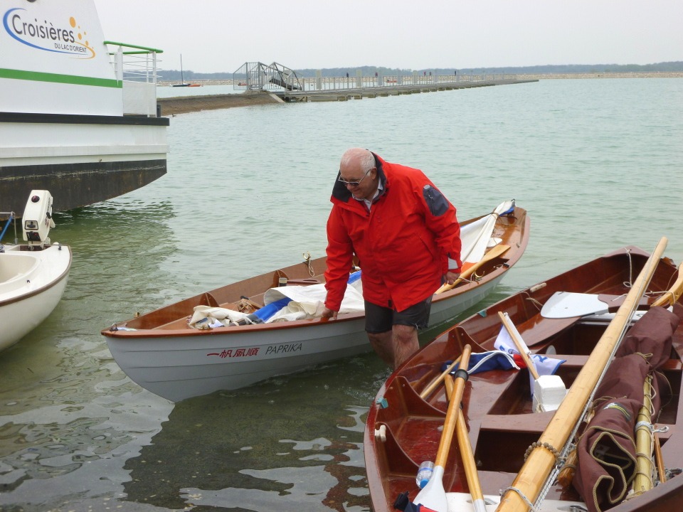 Fin du week-end : on amène les bateaux à la cale pour le retour sur les remorques... 