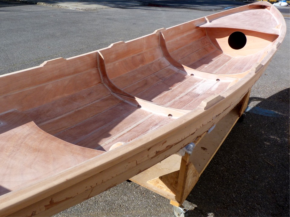 Il y a 6 toletières, pour accueillir les 3 paires de supports de dames de nage : la paire centrale pour nager en solo, sans passager (ou avec un passager devant et un derrière), les positions avant et arrière pour nager en double. On peut aussi utiliser la position avant pour nager seul avec un passager à l'arrière. 