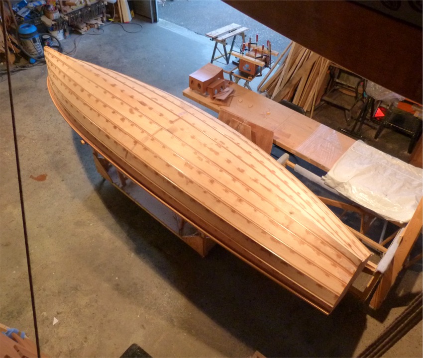 J'ai aussi fait un petit joint-congé dans l'angle entre le dessous du liston et le carreau. 