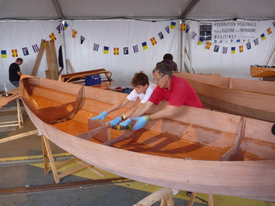 Vissage de la vis qui tient le puits de dérive sur la membrure centrale. 