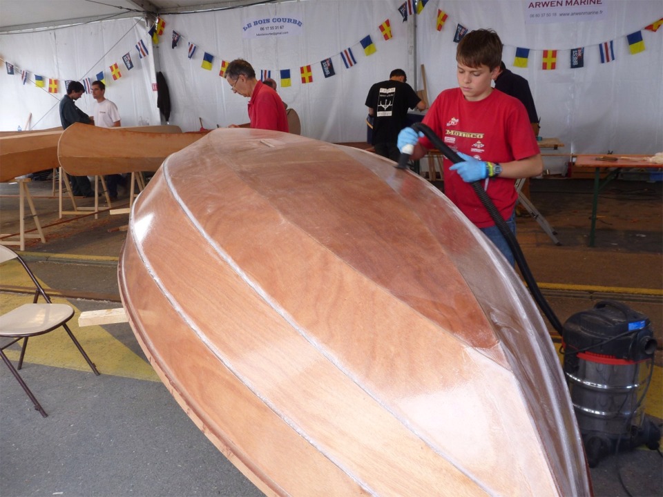 François dépoussière la surface afin d'identifier les endroits qui devront éventuellement être poncés. 