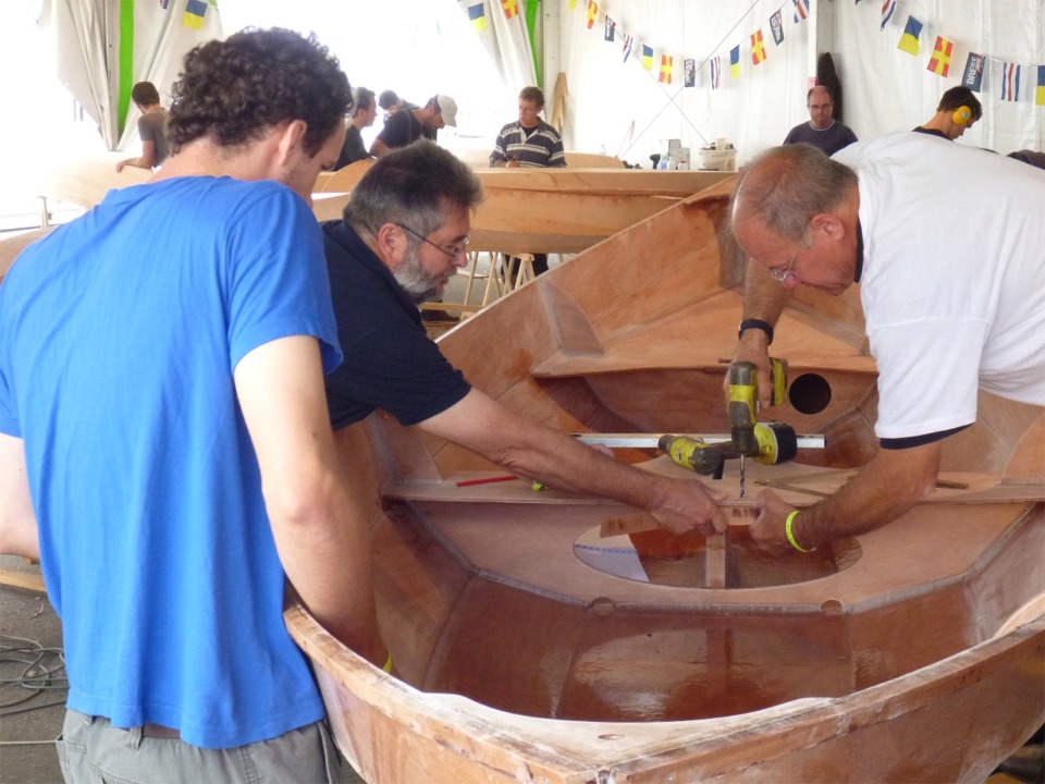 Nous appliquons un "martyr" sous le banc milieu afin d'éviter que les bords de sortie des trous soient déchirés lors du perçage. 