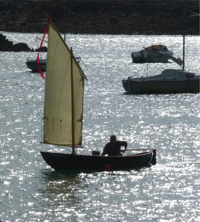 Les huit photos suivantes ont été faites par Matthieu. Celle-ci montre l'efficacité du palan d'amure/hâle-bas au portant : la bôme est bien horizontale et la voile ne déverse absolument pas. 