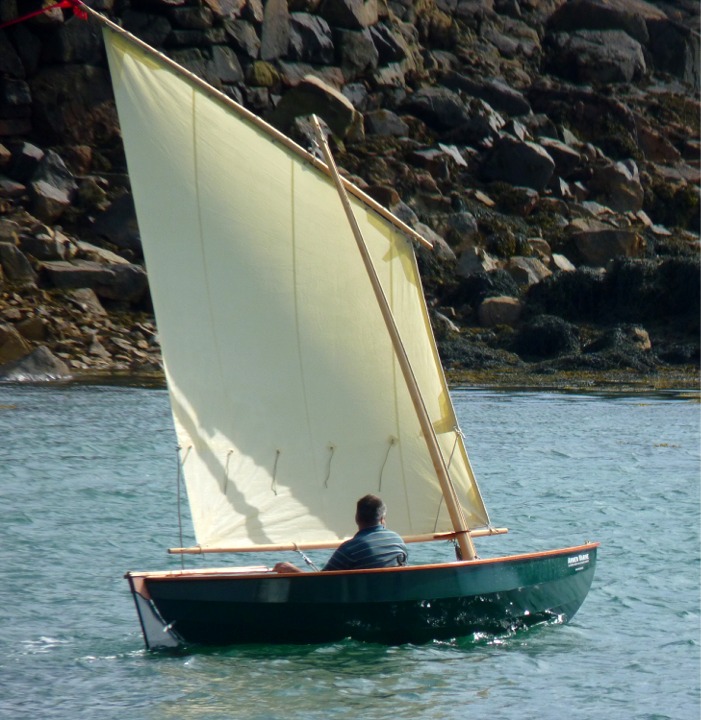 Remontée au près : je suis assis au fond du bateau, juste derrière le banc central. Les 40 litres de ballast contribuent à l'assiette impeccable du Skerry. 