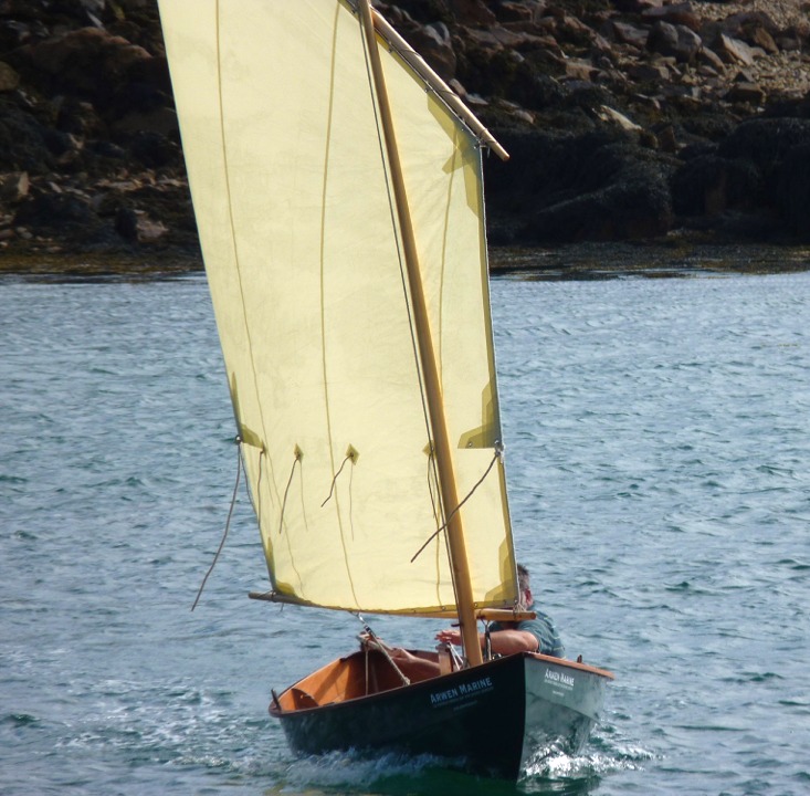 Vue de face au près bon plein. Le Skerry est très doux à la barre avec la misaine au tiers de 6 m2. Il ne devient ardent que lorsque l'on arrive à la limite de la survente. 