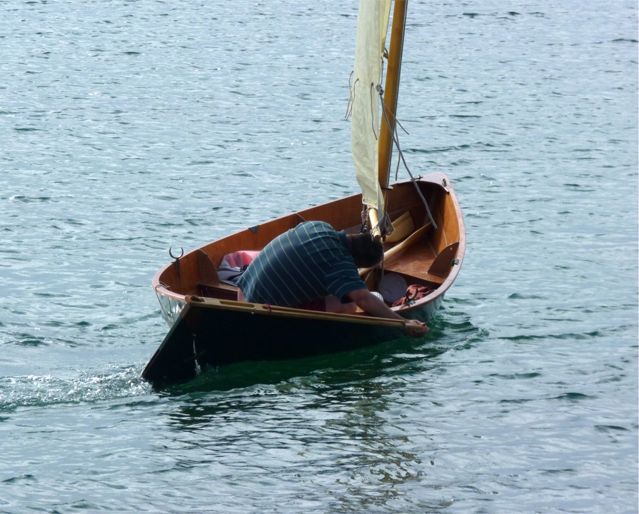 Autre virement de bord vu de l'arrière : je pousse franchement la barre pour faire pivoter le Skerry autour de sa dérive, comme un dériveur léger moderne. 