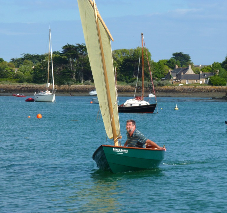 Encore un virement de bord : le Skerry se cabre légèrement sous l'effet de la barre, et les turbulences que l'on distingue dans le sillage sont provoquées par le skeg qui résiste au pivotement de la coque commandé par le gouvernail et la dérive. 