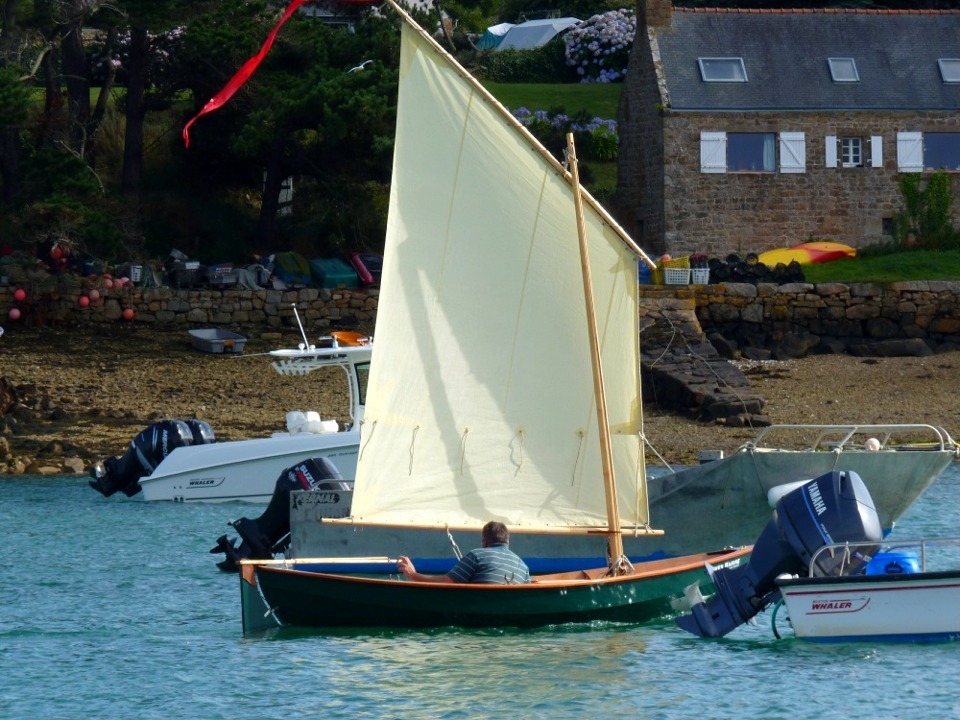 La maniabilité du Skerry lui permet de se glisser délicatement entre toutes ces grosses choses à moteur... 