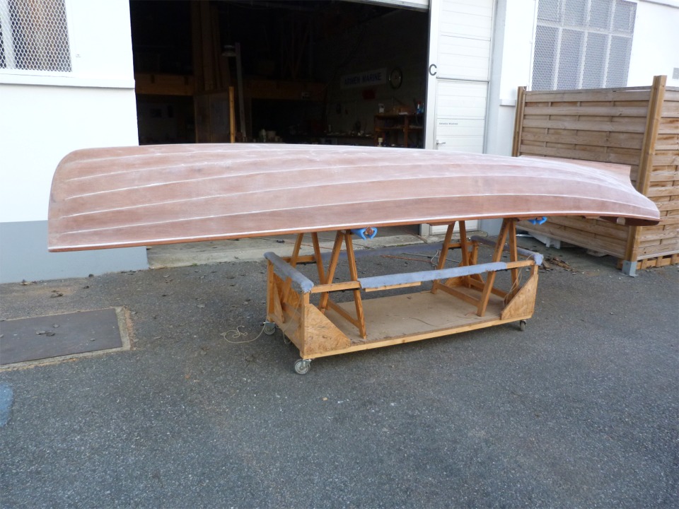 La coque est dans sa phase "loukoum" pour la dernière fois. Plus qu'à passer un coup d'aspirateur et un chifon humide pour enlever la poussière et elle sera prête pour la finition. 