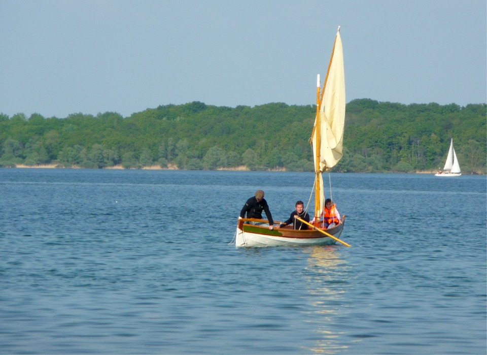 Un petit essai à l'aviron, faute de vent. Le voilier "moderne" à l'arrière-plan "date" cette scène que l'on pourrait croire surgie d'une marine du 17e siècle... Avec de l'imagination, certes (le gilet de sauvetage notamment...) 