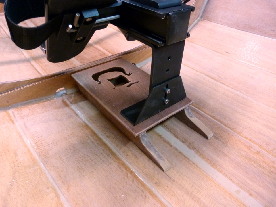 J'ai fait la d&eacute;coupe du drakkar, coll&eacute; la plateforme sur ses deux patins, et j'ai pass&eacute; sur l'ensemble une couche d'impr&eacute;gnation &eacute;poxy. 