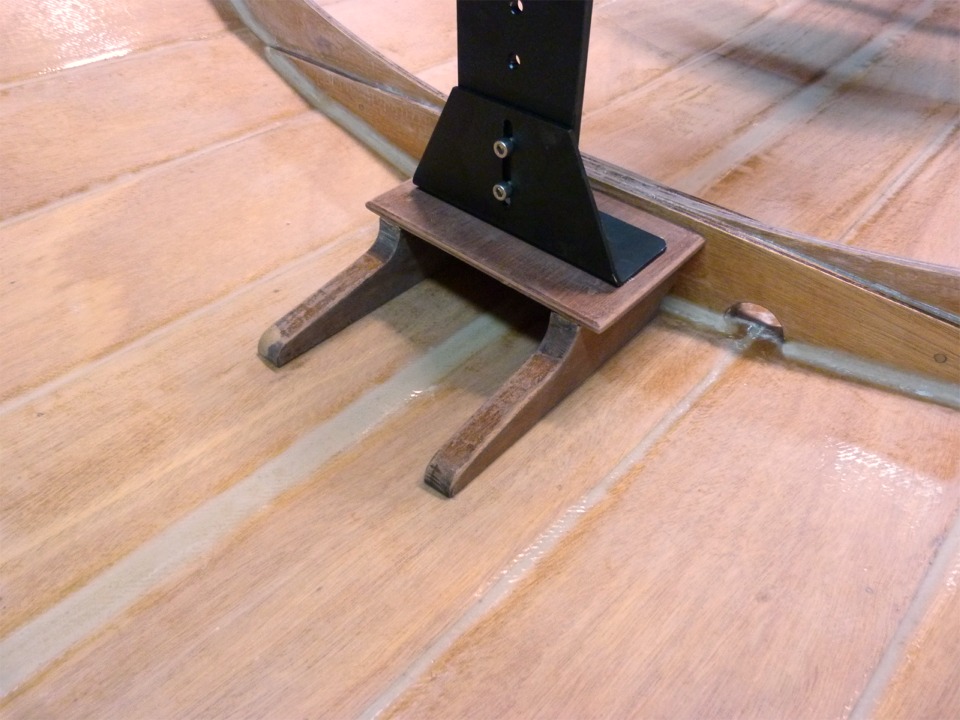 A l'avant, le sabot est nettement plus court car le pied du Piantedosi est tout pr&egrave;s de la membrure. Du coup, pas de decoupe "artistique" &agrave; l'avant... 