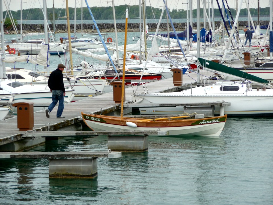 Je termine par deux photos du Skerry de Ludo, Anouket, que j'avais omises la semaine dernière, car elles avaient eu du mal à passer dans ma messagerie. Celle-ci est amusante, et on sent ce joli petit bateau d'allure classique bien seul au milieu de tout ce plastique... 