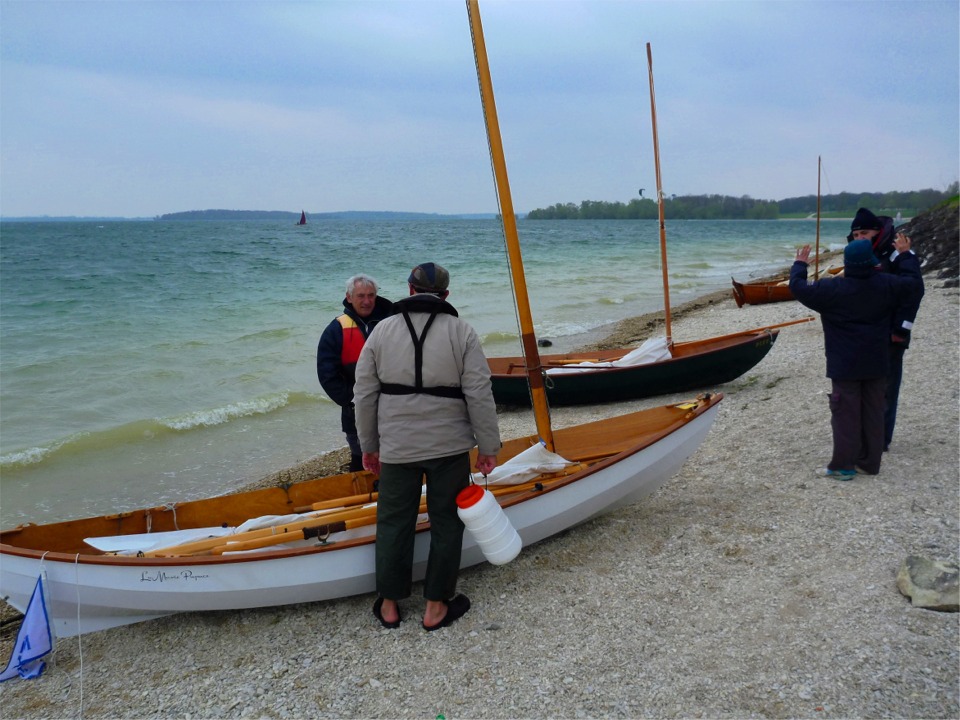 Discussion autour des bateaux sur la plage : les Skerry "La Marie Pupuce", "Piff" et le Doryplume "Prise de Ris'k". 