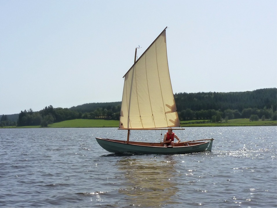 Et voici maintenant tout plein de photos de Skerry : tout d'abord Babyole avec son nouveau gr&eacute;ement : Claude trouvait sa voile &agrave; livarde (dont il avait augment&eacute; la surface &agrave; 6 m2) trop compliqu&eacute;e &agrave; manoeuvrer et s'est converti &agrave; la misaine au tiers b&ocirc;m&eacute;e (qui est &eacute;galement ma pr&eacute;f&eacute;r&eacute;e !) Avis aux amateurs, Claude vend d'occasion tout son gr&eacute;ement &agrave; livarde (dont une superbe voile Anne Renault). 