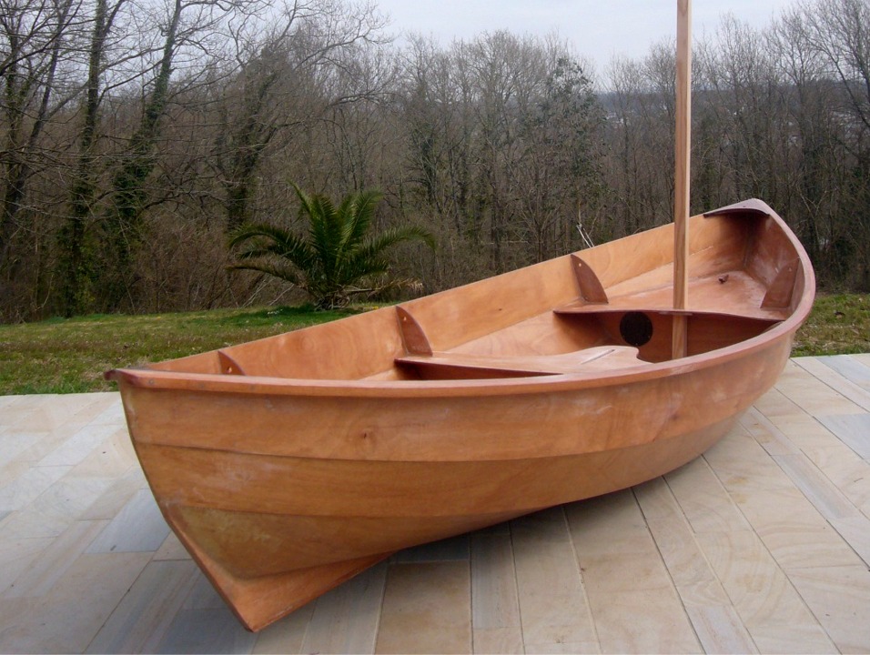 Il n'y a pas encore beaucoup de feuilles aux arbres &agrave; Biarritz d'o&ugrave; nous arrive cette photo de Jean : il semble que la construction de son Skerry soit termin&eacute;e, et il essaie le m&acirc;t avant d'attaquer la finition.