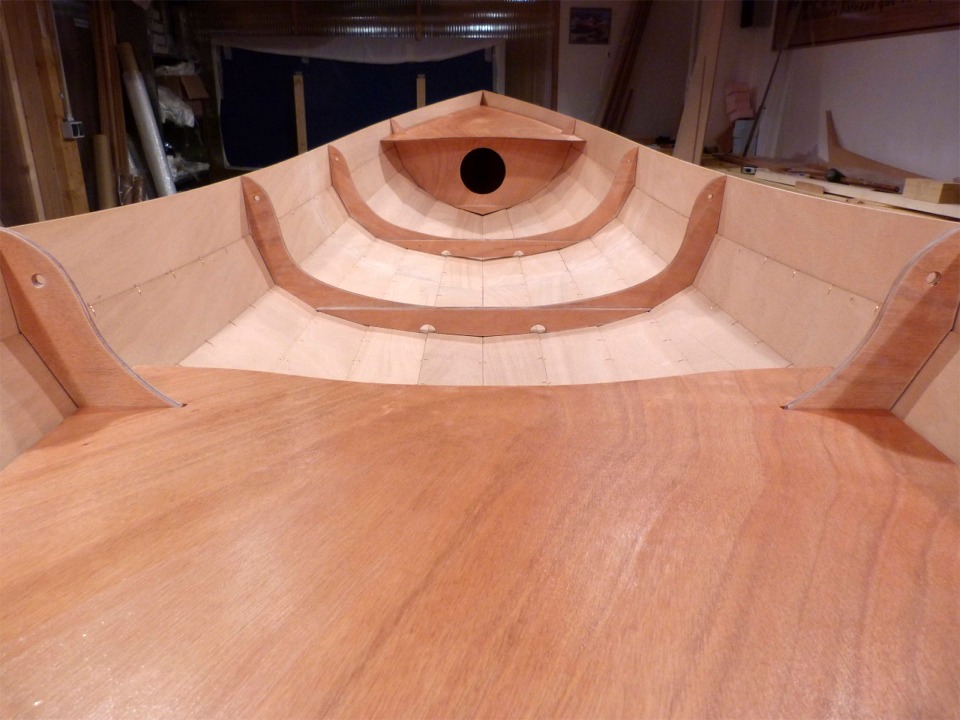 Et revoici la Yole de Chester (celle du second kit visible sur la photo 8) : j'ai sutur&eacute; en place toute la structure transversale : les deux cloisons des caissons &eacute;tanches et les deux membrures. Je me suis pas mal arrach&eacute; de cheveux car les deux diagonales entre la pointe de l'&eacute;trave et les angles du tableau arri&egrave;re diff&eacute;raient de 15 mm, du fait d'une accumulation d'erreurs de mesure et d'un l&eacute;ger voilage de la coque. Du coup, toutes les mesures interm&eacute;diaires &eacute;taient fausses. Tout est rentr&eacute; dans l'ordre apr&egrave;s avoir "d&eacute;voil&eacute;" la coque et v&eacute;rifi&eacute; mes cotes. 
