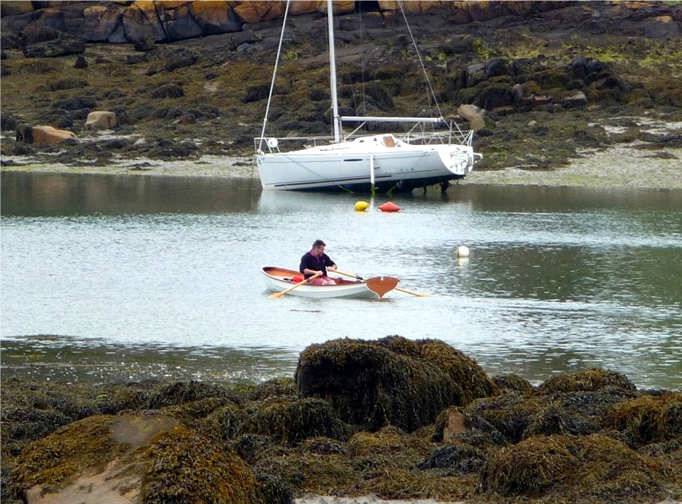 Chauffeur, à la pointe de l'Arcouest ! J'ai rendez-vous avec une autre Yole, celle de Pierre, et j'ai deux passagers qui m'attendent pour le retour sur Bréhat.