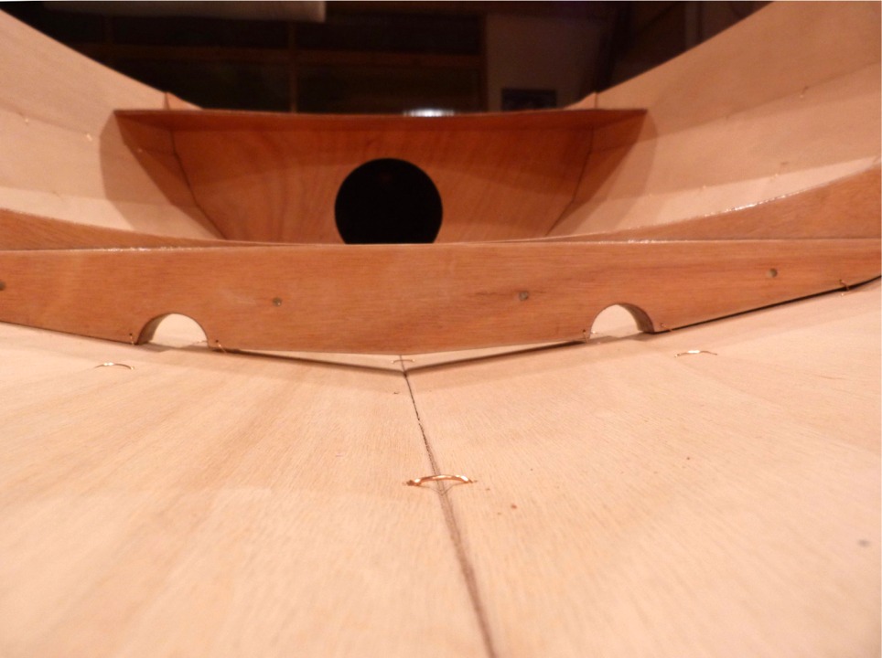 Voici un gros plan de la membrure avant, montrant clairement l'&eacute;cart entre l'angle th&eacute;orique des bord&eacute;s sur la membrure et celui qu'il font naturellement. Il n'y a pour moi aucune h&eacute;sitation entre une ligne de quille "propre" et un fond de coque un peu plus plat. Au contraire, ce "V" un peu plus marqu&eacute; le long de la ligne de quille contribue &agrave; rigidifier le bateau en longitudinal. Quoi qu'il en soit, l'&eacute;cart n'est nulle part ailleurs aussi spectaculaire que sous la membrure avant. 